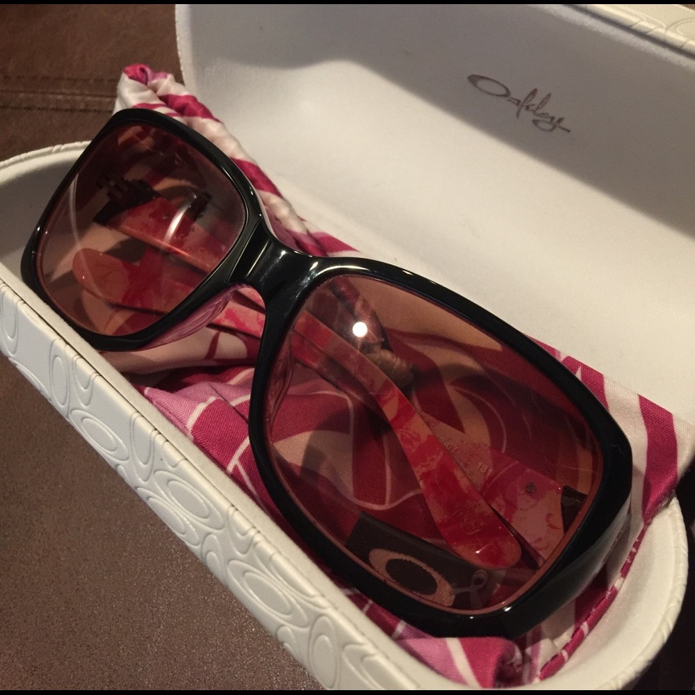 Oakley Limited Edition Breast Cancer Awareness